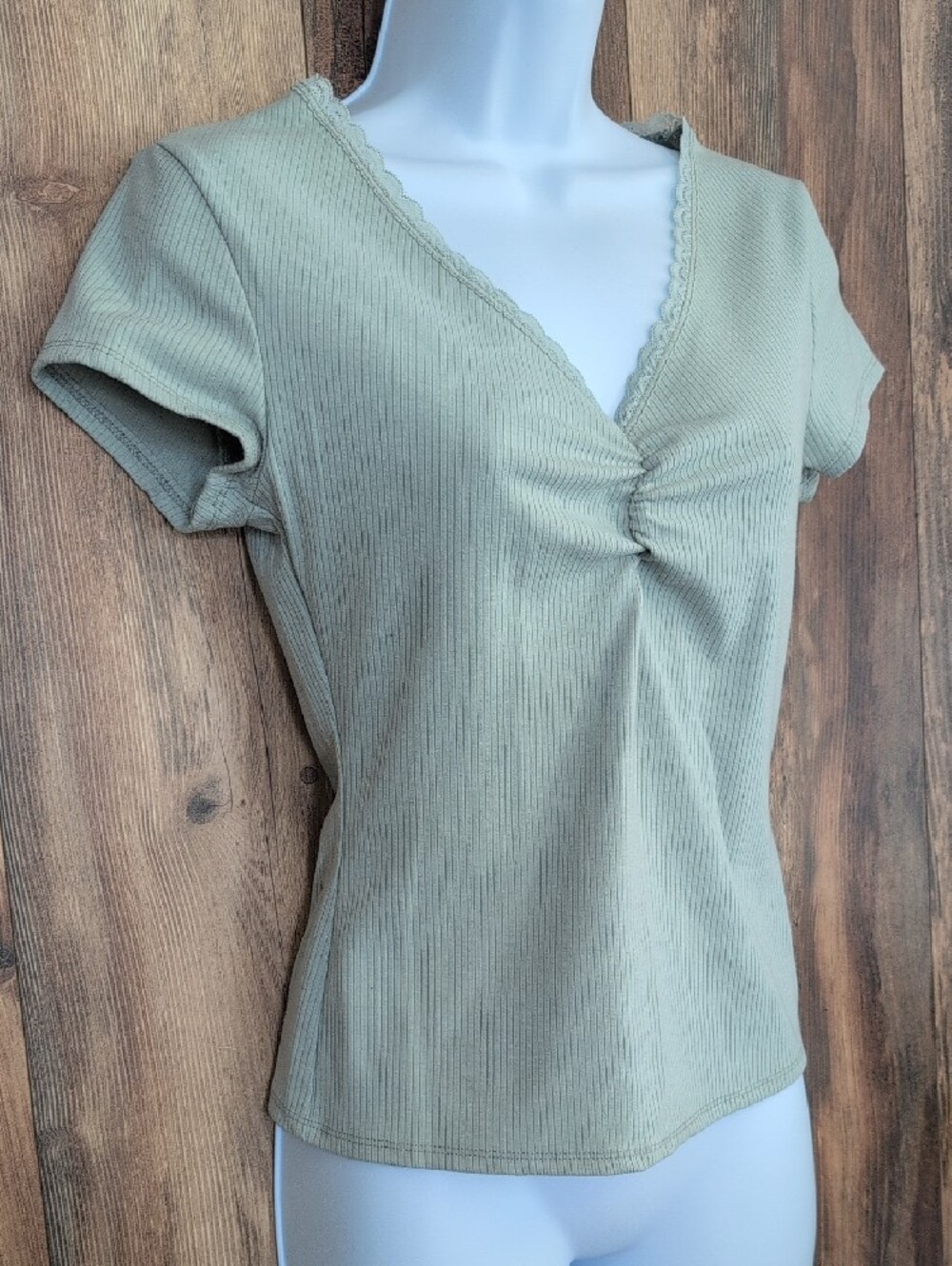 Vibe Sportswear Ribbed V-Neck Fitted Short Sleeve Top M         T191 - Picture 2 of 5